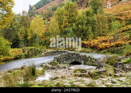 Ashness Bridge auf der Straße nach Watendlath aus Borrowdale im Lake District National Park Cumbria. Bei der Brücke handelt es sich um eine alte Packhorstbrücke. Stockfoto