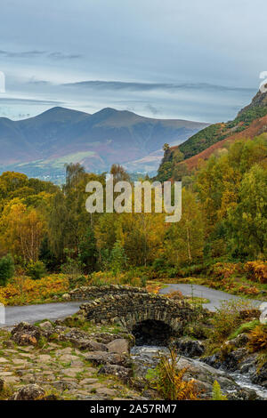 Ashness Bridge auf der Straße nach Watendlath aus Borrowdale im Lake District National Park Cumbria. Bei der Brücke handelt es sich um eine alte Packhorstbrücke. Stockfoto