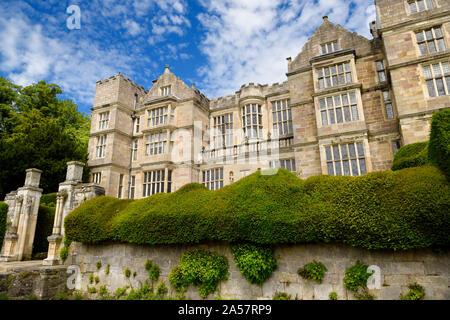 Brunnen Hall Country House in Prodigy Haus Fassade im Stil mit Balkon und Tor an Studley Royal Park in der Nähe von Fountains Abbey North Yorkshire England Stockfoto