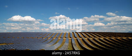 Solar Panels in einem Feld, Provence-Alpes-Cote d'Azur, Frankreich Stockfoto