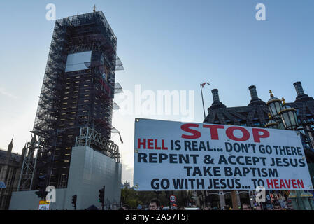 London, Großbritannien. 18. Oktober 2019. Einen allgemeinen Blick auf die Queen Elizabeth Tower ein Aktivist von der Löschung Rebellion der Bau Gerüste der Königin Elizabeth Tower in Westminster klettert. Parliament Square und die Umgebung ist zum Stillstand, als Polizei und Notdienste gebracht worden Bewertung der Situation. Credit: Stephen Chung/Alamy leben Nachrichten Stockfoto