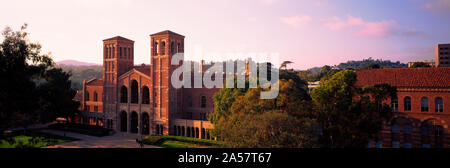 Royce Hall auf dem Campus der Universität von Kalifornien, Los Angeles, Kalifornien, USA Stockfoto