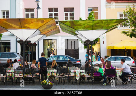 Menschen in einem Café im Freien, Rathausplatz, Altstadt, Vilnius, Litauen Stockfoto