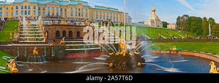 Großen Kaskadenbrunnen vor Peterhof Grand Palace, Peterhof, St. Petersburg, Russland Stockfoto