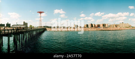 Die Leute am Strand, Coney Island, Brooklyn, Manhattan, New York City, New York State, USA Stockfoto