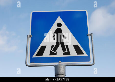 Fußgängerüberweg Straße Zeichen an einem Zebrastreifen gegen den Himmel. Stockfoto