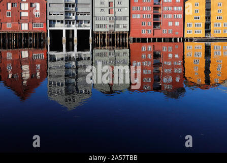 Reflexion in der nidelva Fluss von Gebäuden in der norwegischen Stadt Trondheim alten Hafen. Stockfoto
