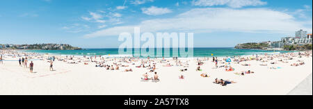 Touristen auf der Bondi Beach, Sydney, New South Wales, Australien Stockfoto