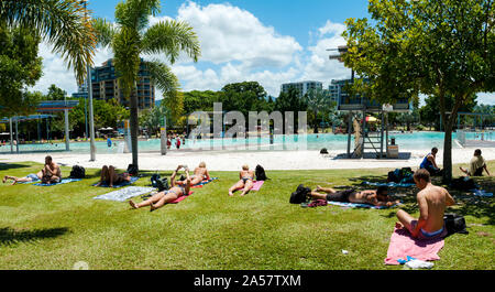 Sonnenanbeter auf kommunaler Pool auf der Esplanade, Cairns, Queensland, Australien Stockfoto