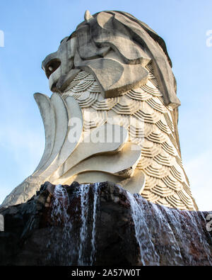 Goldene stunde Blick auf höchste Merlion in Singapur, in Sentosa. Es besteht aus dem Kopf eines Löwen, und der Körper der Fische und ist ein historischer Symbo Stockfoto