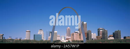 Gateway Arch mit Sicht auf die City Skyline im Hintergrund, St. Louis, Missouri, USA Stockfoto