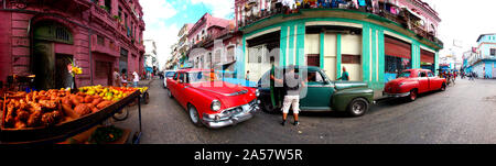 360 Grad Ansicht der alten Autos und Obst stehen auf einer Straße, Havanna, Kuba Stockfoto