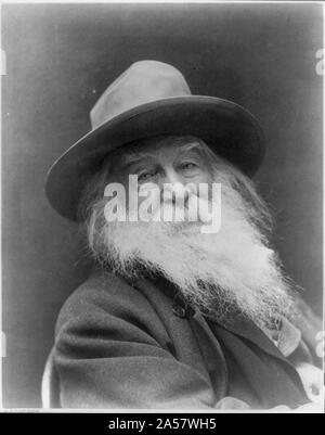 Walt Whitman, drei viertel länge Porträt, Sitzen, Stehen, Tragen, Hut Stockfoto