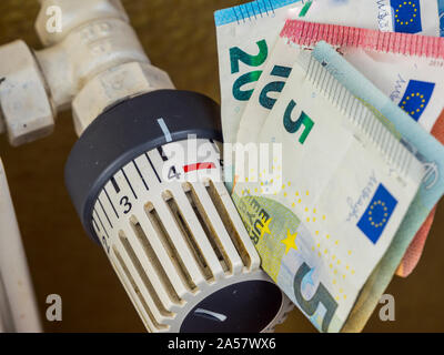 Thermostat mit Euro-Banknoten Stockfoto