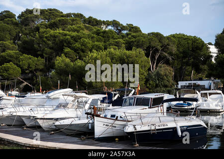 Boote im Hafen in Cala Galdana, Menorca Stockfoto