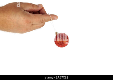Weihnachtskugel in der Hand isoliert auf weißem Hintergrund. Stockfoto