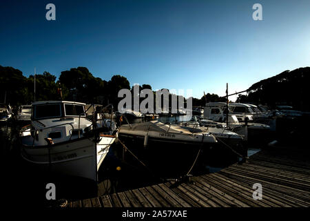 Boote im Hafen in Cala Galdana, Menorca Stockfoto