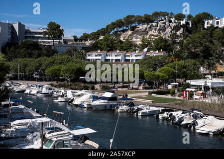 Boote im Hafen in Cala Galdana, Menorca Stockfoto