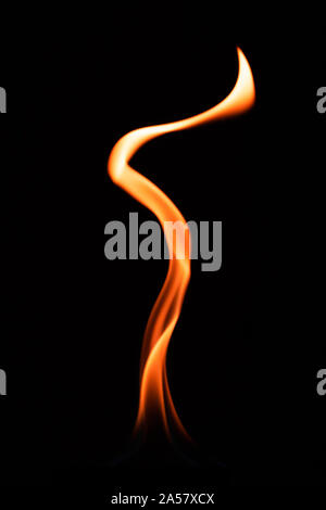 Flamme auf schwarzem Hintergrund Stockfoto