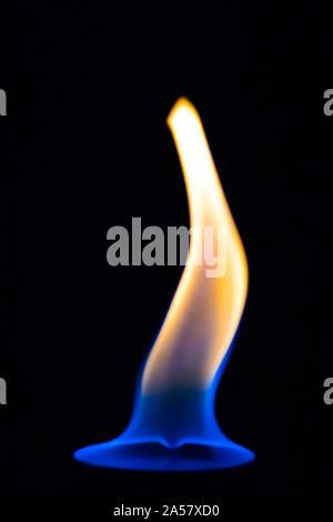 Flamme auf schwarzem Hintergrund Stockfoto