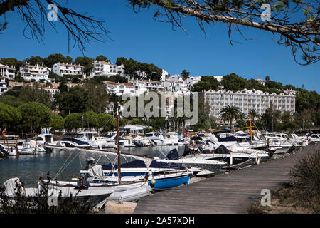 Boote im Hafen in Cala Galdana, Menorca Stockfoto