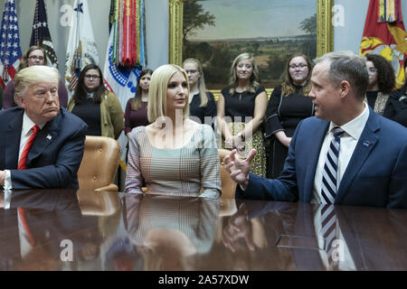 Washington, United States. Okt, 2019 18. Präsident Donald Trump, von seiner Tochter und Berater Ivaka Trump beigetreten sind, werden von der NASA Administrator Jim Bridenstine vor dem Sprechen auf einer Telefonkonferenz mit dem NASA-Astronauten Jessica Meir und Christina Koch, nachdem Sie die erste weibliche spacewalk außerhalb der internationalen Raumstation durchgeführt, mit dem Weißen Haus in Washington, DC am Freitag, 18. Oktober 2019 beraten. Pool Foto von Chris Kleponis/UPI Quelle: UPI/Alamy leben Nachrichten Stockfoto