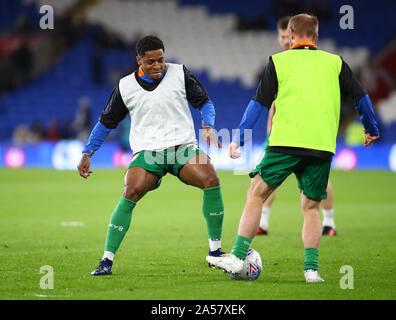 Cardiff City Stadium, Cardiff, UK. Okt, 2019 18. Fußball-Liga, Cardiff City gegen Sheffield Mittwoch; Kadeem Harris von Sheffield Mittwoch bis vor dem Spiel - streng Redaktionelle verwenden Sie nur erwärmt. Keine Verwendung mit nicht autorisierten Audio-, Video-, Daten-, Spielpläne, Verein/liga Logos oder "live" Dienstleistungen. On-line-in-Match mit 120 Bildern beschränkt, kein Video-Emulation. Keine Verwendung in Wetten, Spiele oder einzelne Verein/Liga/player Publikationen Quelle: Aktion plus Sport/Alamy leben Nachrichten Stockfoto