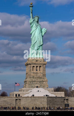 Die Freiheitsstatue mit der Stadt im Hintergrund, Manhattan, New York City, New York State, USA Stockfoto