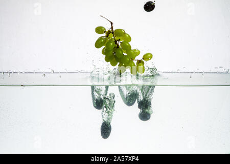 Traube in Wasser. Wasser und Obst in ihr. Stockfoto