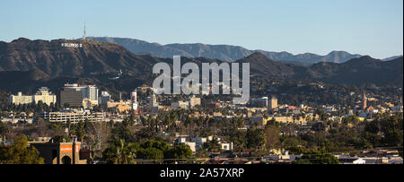 Erhöhte Ansicht einer Stadt mit Gebirge im Hintergrund, Hollywood, Los Angeles, San Gabriel Mountains, Los Angeles County, Kalifornien, USA Stockfoto