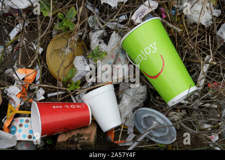 Durban, Südafrika, Einstreu, single use Einweg- Trinkbecher, Müll auf den Boden geworfen, ekelhaftes menschliches Verhalten, Lebensmittelverpackungen, Abfall, in situ Stockfoto