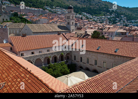 Kroatien: Dächer in der Altstadt von Dubrovnik Stadt, in der Mitte Kirche St. Saviour, eine kleine Votivkirche. Es ist für Jesus Christus gewidmet Stockfoto