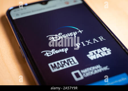 Barcelona, Spanien. Oktober 2019: in der Nähe der Disney plus Bildschirm des Smartphones. Stockfoto