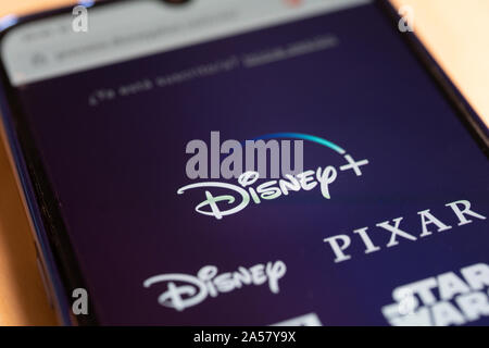 Barcelona, Spanien. Oktober 2019: in der Nähe der Disney plus Bildschirm des Smartphones. Stockfoto