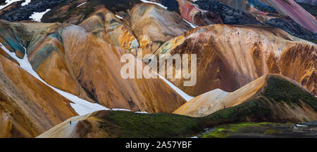 Blick auf bunte Rhyolith Berge mit Schnee, Landmannalaugar, Island Stockfoto