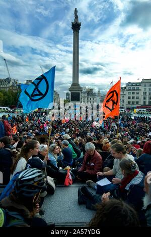 Menschenmassen versammeln sich am Aussterben Rebellion Proteste am Trafalgar Square in London, protestieren für klimapolitische Maßnahmen ergriffen, um den Klimawandel zu verhindern.
