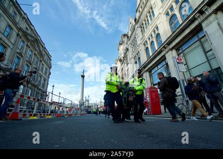 Ein Mitglied des Klimawandels protest Gruppe Aussterben Rebellion an den Protesten auf dem Trafalgar Square in London verhaftet, Stockfoto