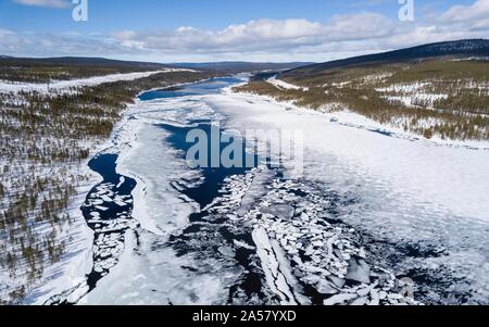 Drone shot, gefrorenen See mit treibenden Eisschollen, Jokkmokk, Norrbottens Lan, Schweden Stockfoto