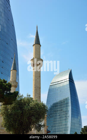 Die minarette von Sahidlar Xiyabani Moschee und die Flamme Türmen. Baku, Aserbaidschan Stockfoto