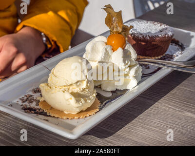 Souffle mit Vanilleeis und Schlagsahne Stockfoto