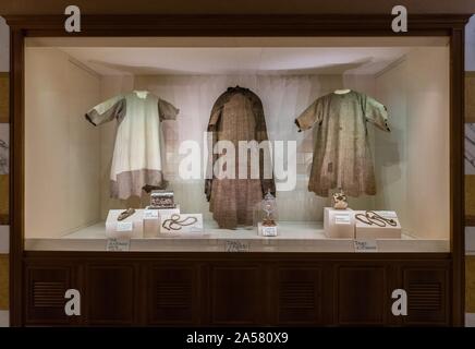 Vitrine mit den Kittel und Reliquien des hl. Franziskus und der hl. Klara, die Basilika Santa Chiara, Assisi, Provinz Perugia, Umbrien, Italien Stockfoto