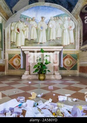 Wünsche vor einem Altar mit St. Francis, Fresko von Tiberio d'Assisi, Capella dei Roseto, Basilika Santa Maria degli Angeli, Assisi, Fürbitte zu Stockfoto