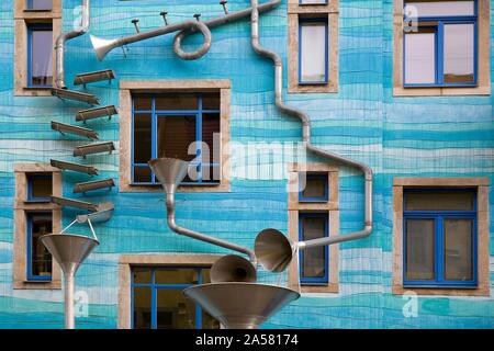 Kunsthof Dresden Regenwasser spielen, blau Hausfassade mit regenwasserleitungen, Künstler Annette Paul, Christoph Rossner und Andre Tempel, Antonstadt, Dresden Stockfoto