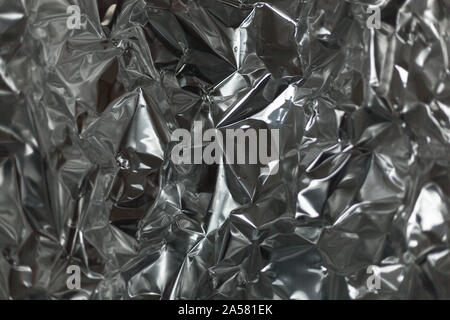 Full Frame nehmen Sie ein Blatt zerknüllt silberne Aluminiumfolie Hintergrund Stockfoto