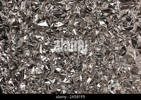 Full Frame nehmen Sie ein Blatt zerknüllt silberne Aluminiumfolie Hintergrund Stockfoto