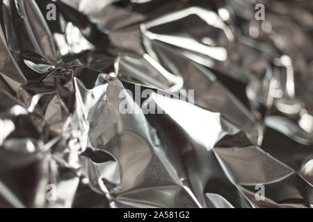 Full Frame nehmen Sie ein Blatt zerknüllt silberne Aluminiumfolie Hintergrund Stockfoto
