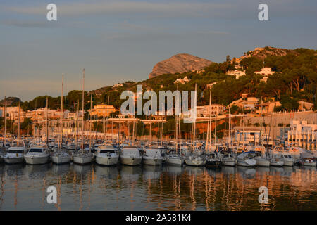 Yachten in der Marina, am frühen Morgen Licht mit Montgo Berg im Hintergrund, Javea, Xabia, Provinz Alicante, Valencia, Spanien Stockfoto