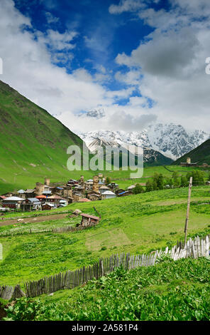 Das Bergdorf Harderwijk mit dem Shkhara Peak (5068m) im Hintergrund. Ein UNESCO Weltkulturerbe. Obere Svanetien, Georgia. Kaukasus Stockfoto