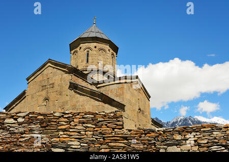 (Gergeti Dreifaltigkeitskirche Tsminda Sameba) aus dem 14. Jahrhundert. Khevi-Kazbegi Region. Georgien, Kaukasus Stockfoto