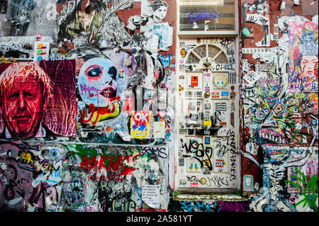 London, Großbritannien. Okt, 2019 18. Eine Wand wird mit Anti Brexit Kunst als Brexit Frist droht, neue Wandbilder und Einfügen-ups auf den Straßen von London angezeigt werden. Brick Lane, im East End von London, ist einer der beliebtesten Orte alle Art von Kunst um die Brexit zu finden. Auch im berühmten Stadtteil Shoreditch, Touristen zu Fuß und nehmen Sie Fotos um diese politische Street Art. Credit: Ana Fernandez/SOPA Images/ZUMA Draht/Alamy leben Nachrichten Stockfoto